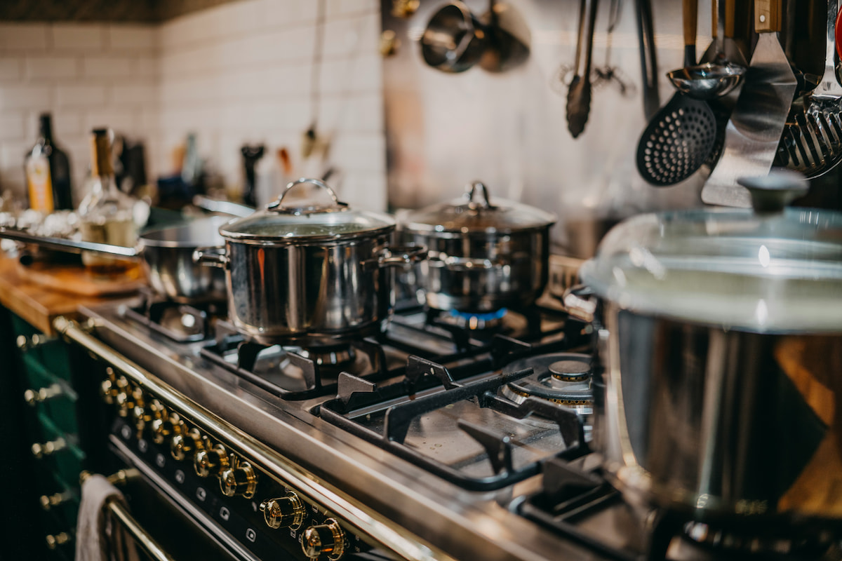 Cocina a gas con cazuelas encima